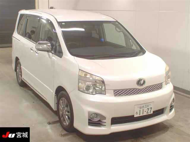 TOYOTA VOXY 2013