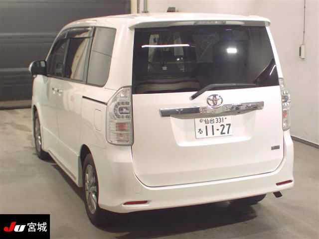 TOYOTA VOXY 2013
