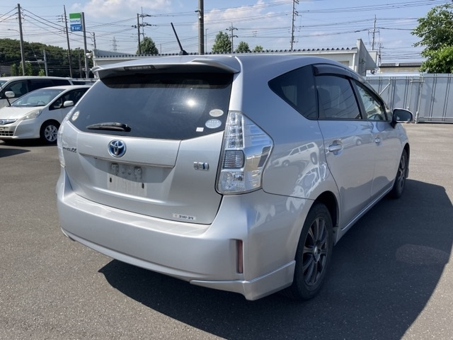 TOYOTA PRIUS ALPHA 2011