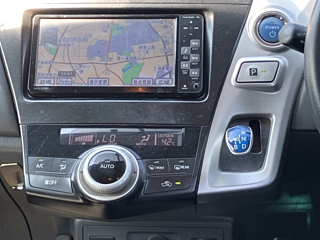 TOYOTA PRIUS ALPHA 2011
