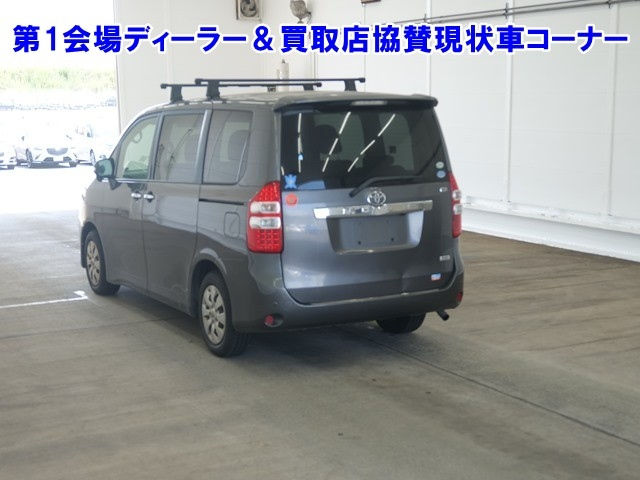 TOYOTA NOAH 2011