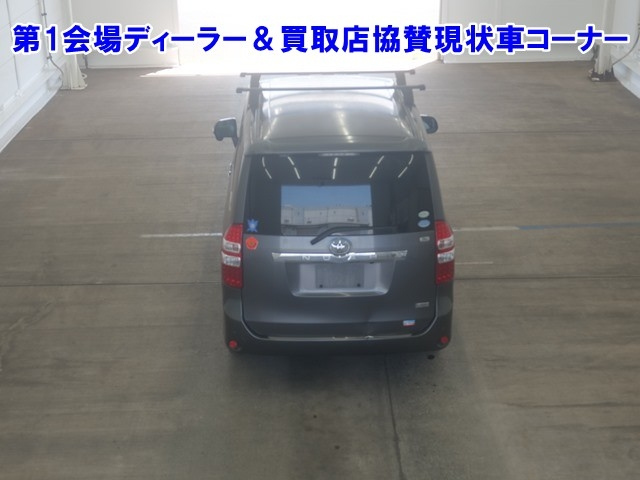 TOYOTA NOAH 2011