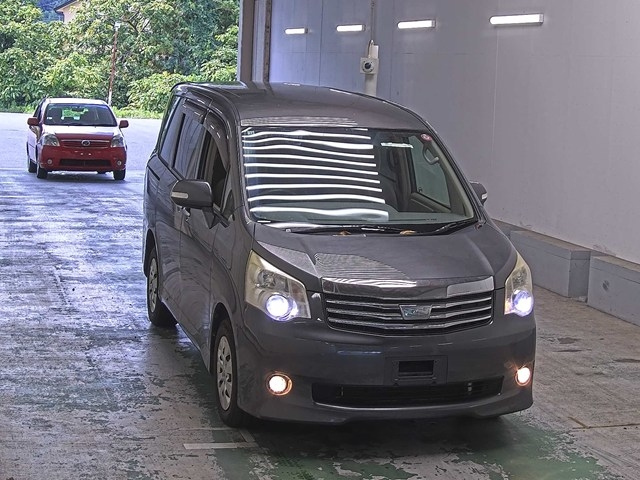 TOYOTA NOAH 2012