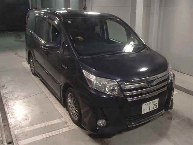 TOYOTA NOAH 2016