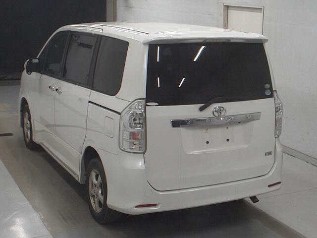 TOYOTA VOXY 2013
