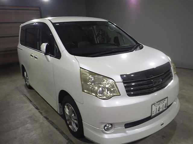TOYOTA NOAH 2011