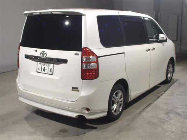 TOYOTA NOAH 2011