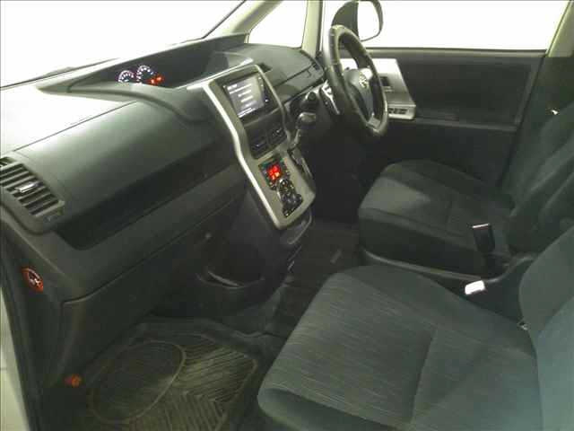 TOYOTA NOAH 2012