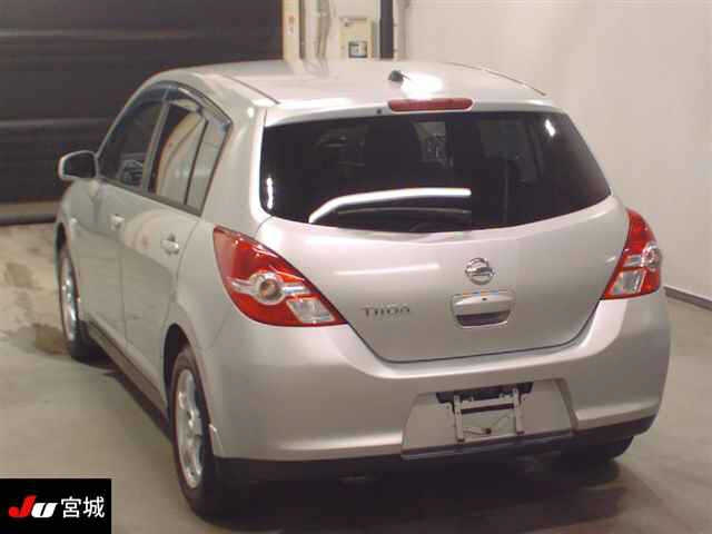 NISSAN TIIDA 2010