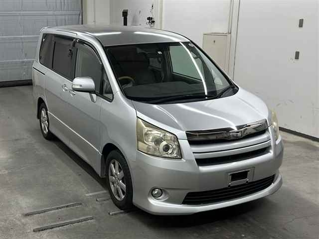 TOYOTA NOAH 2010