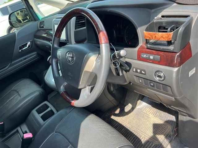 TOYOTA VELLFIRE 2013