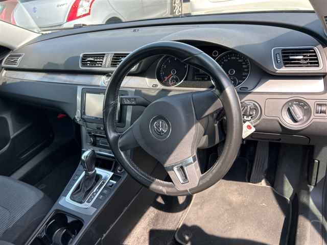 VOLKSWAGEN PASSAT VARIANT 2011