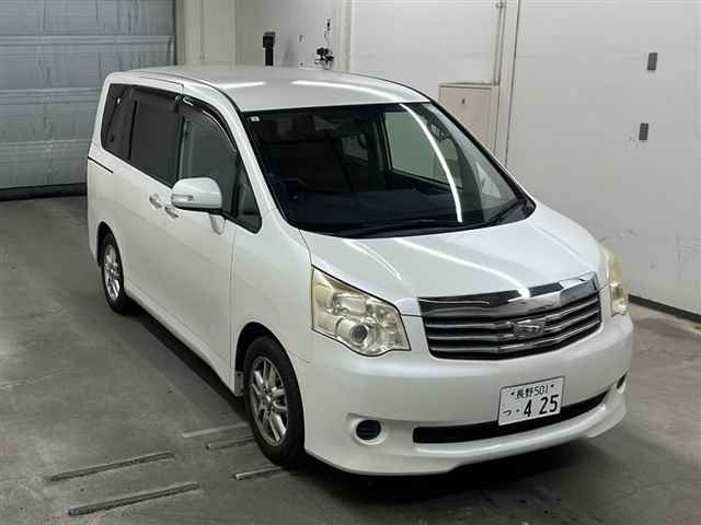 TOYOTA NOAH 2011