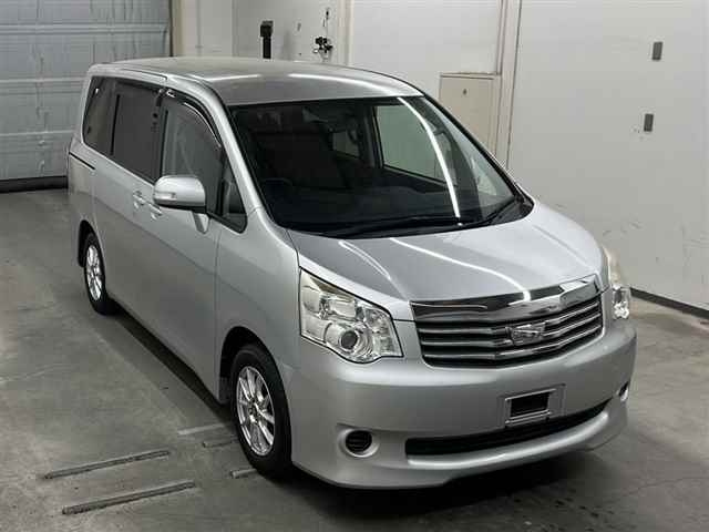 TOYOTA NOAH 2010