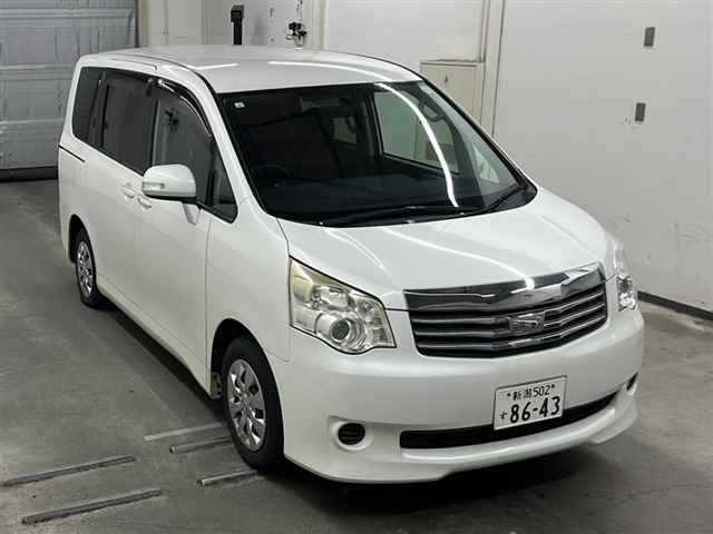 TOYOTA NOAH 2013