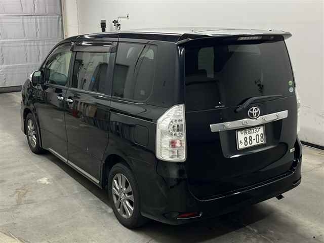 TOYOTA VOXY 2013