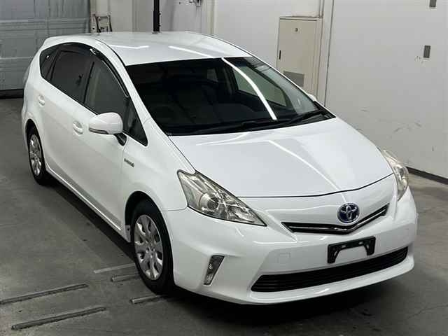 TOYOTA PRIUS ALPHA 2013