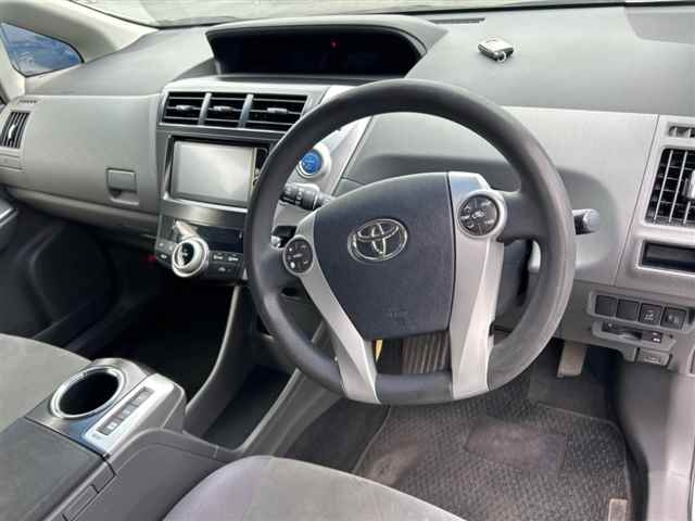 TOYOTA PRIUS ALPHA 2013