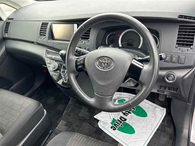 TOYOTA ISIS 2011