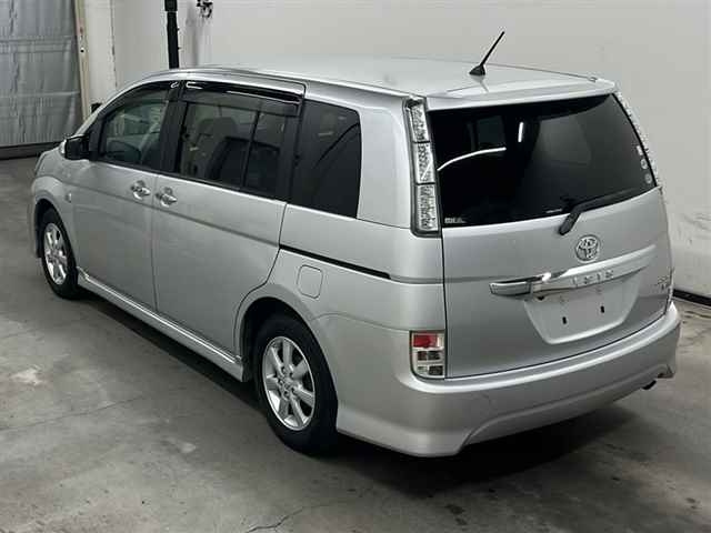 TOYOTA ISIS 2011