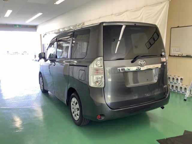 TOYOTA NOAH 2011