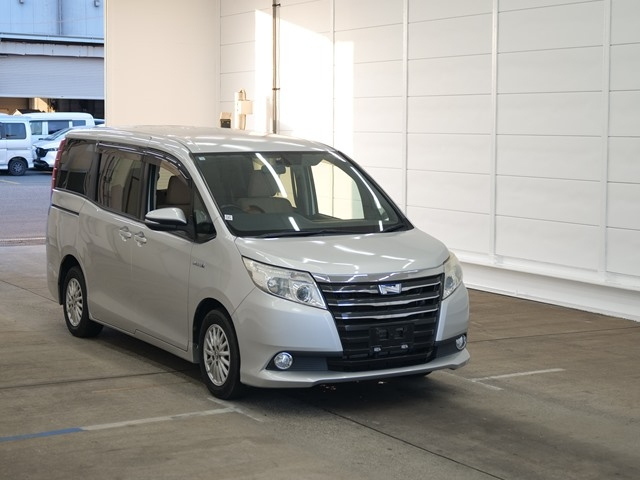 TOYOTA NOAH 2014