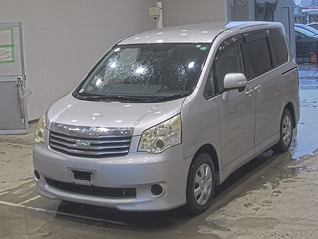 TOYOTA NOAH 2010