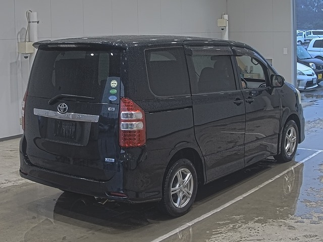 TOYOTA NOAH 2012