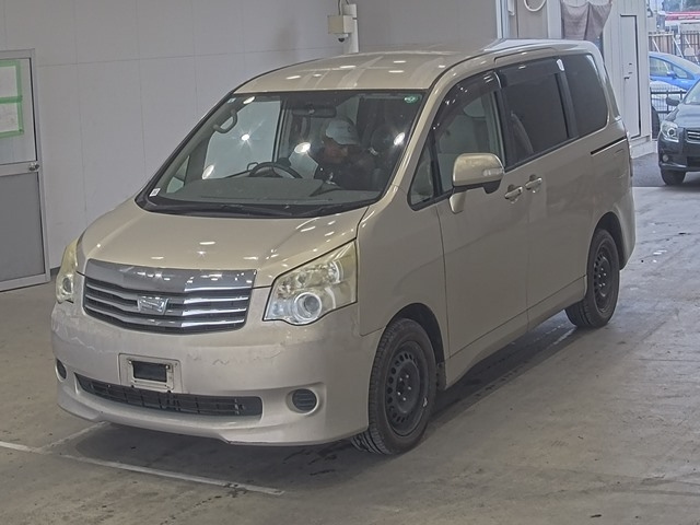 TOYOTA NOAH 2011