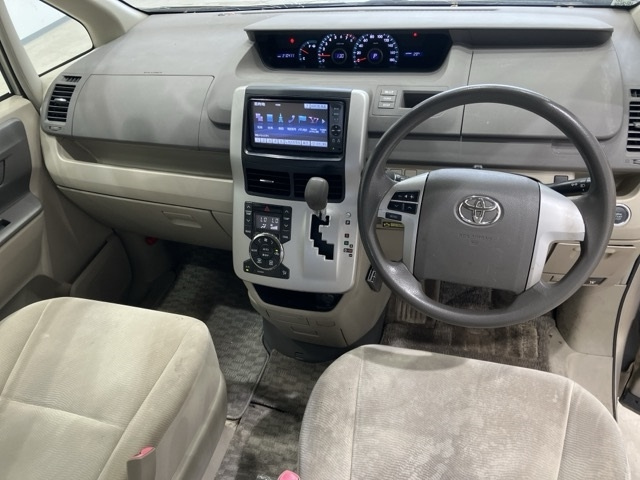 TOYOTA NOAH 2011