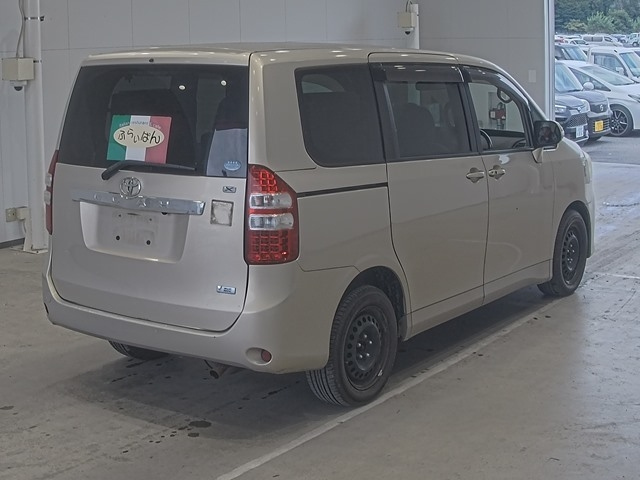 TOYOTA NOAH 2011