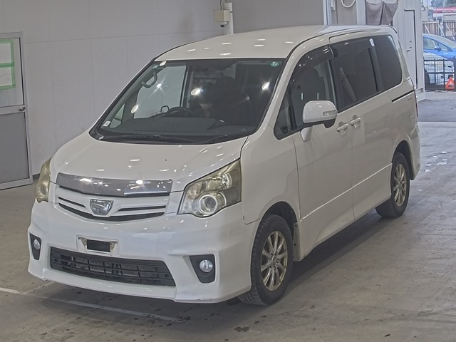 TOYOTA NOAH 2011