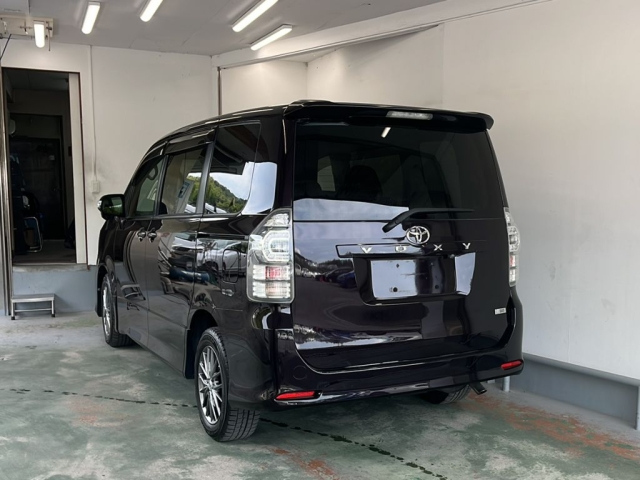 TOYOTA VOXY 2010