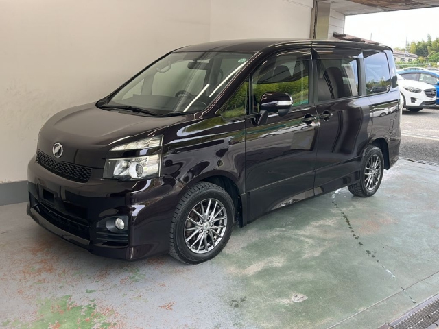 TOYOTA VOXY 2010