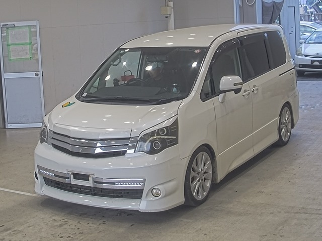 TOYOTA NOAH 2010