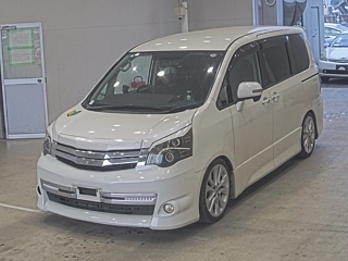 TOYOTA NOAH 2010