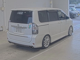 TOYOTA NOAH 2010