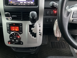 TOYOTA NOAH 2010