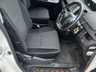 TOYOTA NOAH 2010