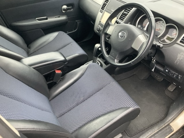 NISSAN TIIDA 2010
