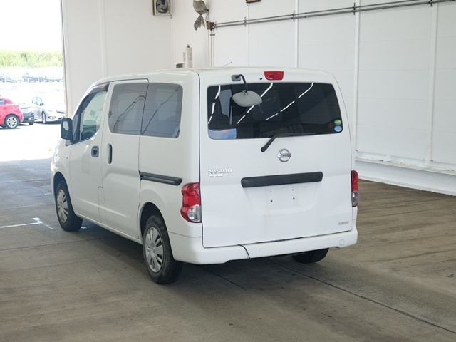NISSAN NV200 2013