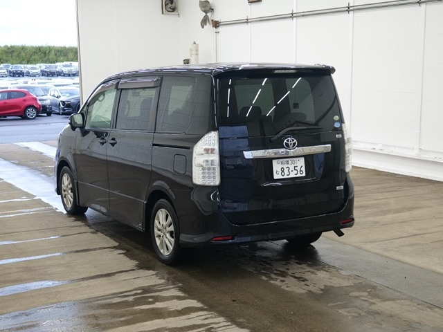 TOYOTA NOAH 2010