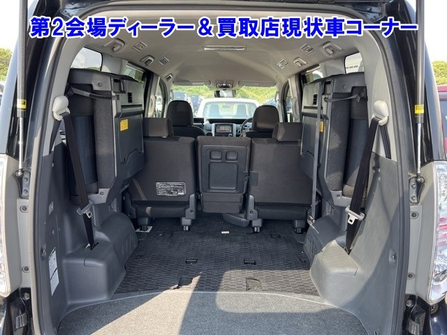 TOYOTA VOXY 2010
