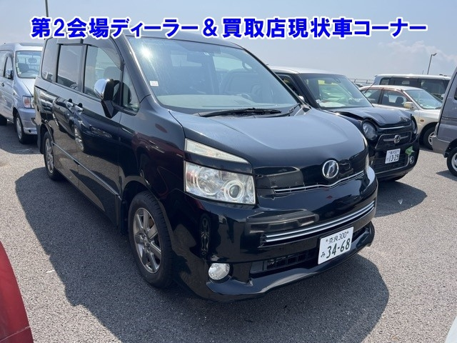 TOYOTA VOXY 2010
