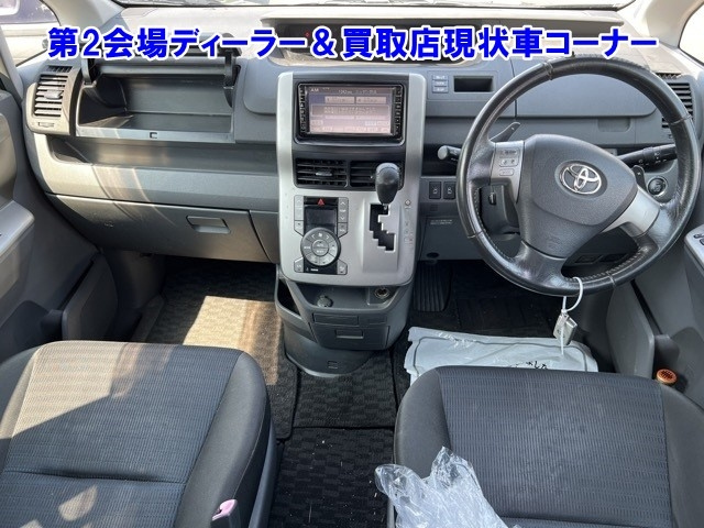 TOYOTA VOXY 2010