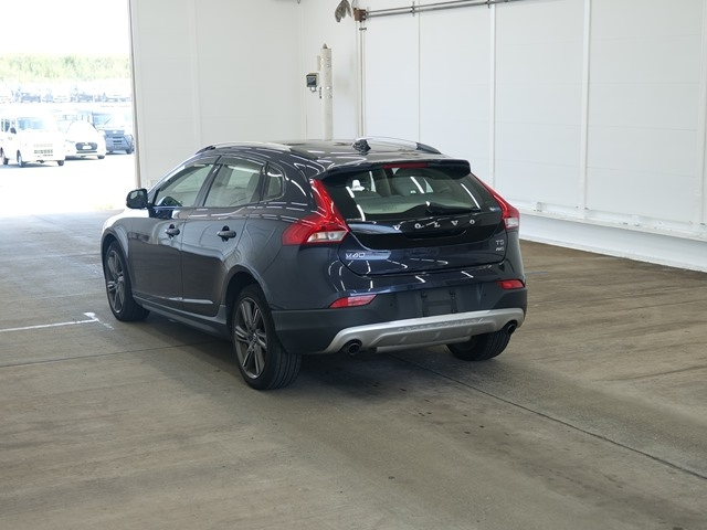 VOLVO V40 2016