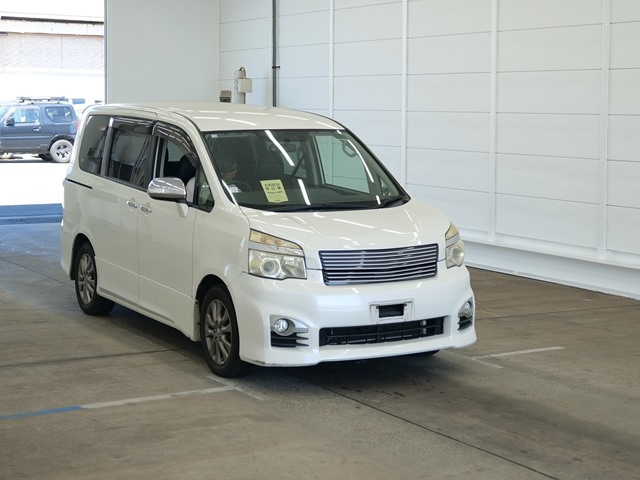 TOYOTA VOXY 2013