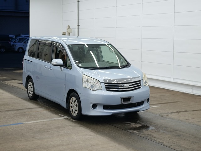 TOYOTA NOAH 2010