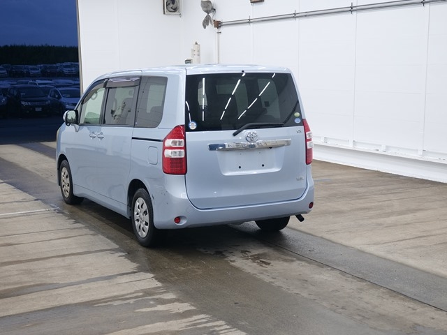 TOYOTA NOAH 2010