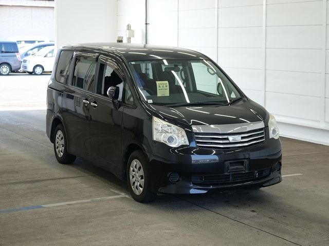 TOYOTA NOAH 2013